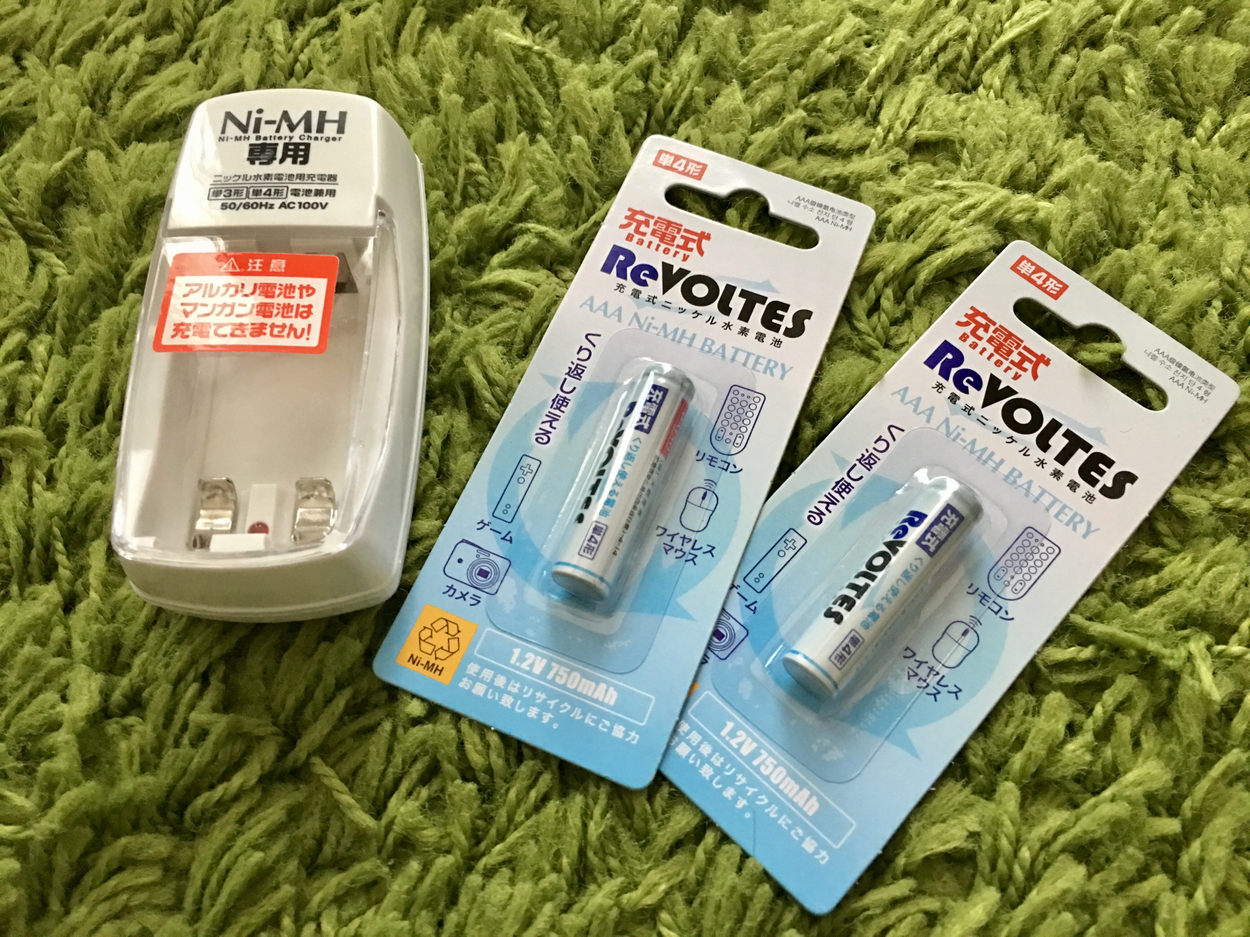 《レビュー》ダイソー100円ショップで売っている、ニッケル水素電池の充電器を使ってPanasonicEVOLTAを充電してみた。 - PisCam